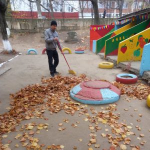 Campania de salubrizare de toamnă pe teritoriul IET nr. 30, str. P. Zadnipru, 7/1!