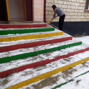 Curățirea scărilor DE ZĂPADĂ de la intrarea în IET NR.30