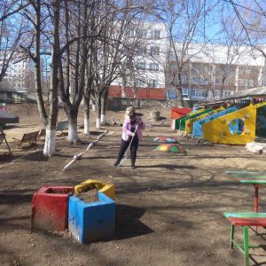 Angajații IET nr. 30 regulat salubrizează și mențin ordinea pe teritoriul aferent/adiacent al grădiniței